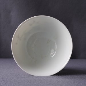 Un bol en porcelaine de Chine famille rose à décor floral, marque de Yongzheng, 19/20ème — photo 18