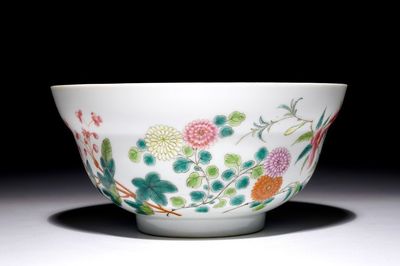 Un bol en porcelaine de Chine famille rose à décor floral, marque et prob. époque de Guangxu, 19/20ème