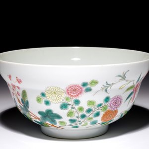 Un bol en porcelaine de Chine famille rose à décor floral, marque et prob. époque de Guangxu, 19/20ème — photo 2