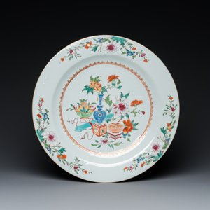 Un bol en porcelaine de Chine famille rose à décor mandarin et un plat, Qianlong — photo 2