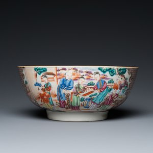 Un bol en porcelaine de Chine famille rose à décor mandarin et un plat, Qianlong — photo 4