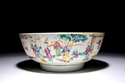 Un bol en porcelaine de Chine famille rose à décor mandarin, Qianlong