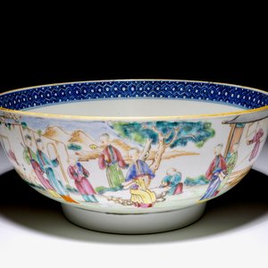 Un bol en porcelaine de Chine famille rose à décor mandarin, Qianlong — photo 5