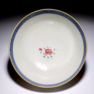 Un bol en porcelaine de Chine famille rose à décor mandarin, Qianlong — photo 7