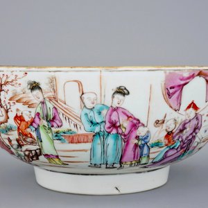 Un bol en porcelaine de Chine famille rose à décor mandarin, Qianlong — photo 3