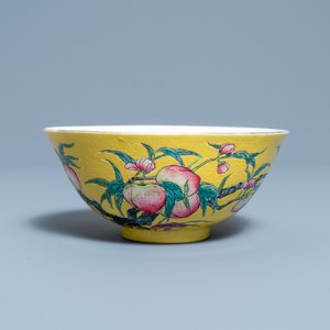 Un bol en porcelaine de Chine famille rose à fond jaune à décor de neuf pêches, marque et époque de Guangxu — photo 1