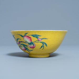 Un bol en porcelaine de Chine famille rose à fond jaune à décor de neuf pêches, marque et époque de Guangxu — photo 3