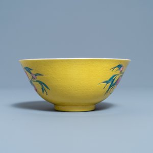 Un bol en porcelaine de Chine famille rose à fond jaune à décor de neuf pêches, marque et époque de Guangxu — photo 4