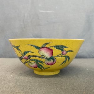 Un bol en porcelaine de Chine famille rose à fond jaune à décor de neuf pêches, marque et époque de Guangxu — photo 9