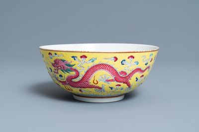 Un bol en porcelaine de Chine famille rose à fond jaune, marque et époque de Xuantong