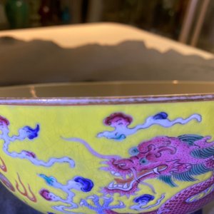 Un bol en porcelaine de Chine famille rose à fond jaune, marque et époque de Xuantong — photo 20