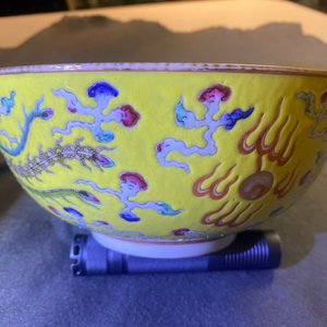 Un bol en porcelaine de Chine famille rose à fond jaune, marque et époque de Xuantong — photo 21