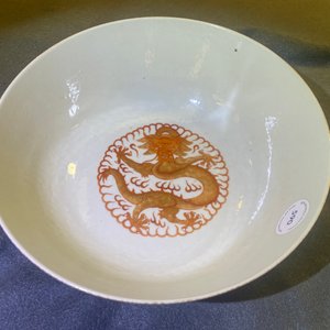 Un bol en porcelaine de Chine famille rose à fond jaune, marque et époque de Xuantong — photo 8