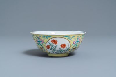 Un bol en porcelaine de Chine famille rose à fond jaune sgraffito, marque et époque de Daoguang