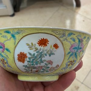 Un bol en porcelaine de Chine famille rose à fond jaune sgraffito, marque et époque de Daoguang — photo 13