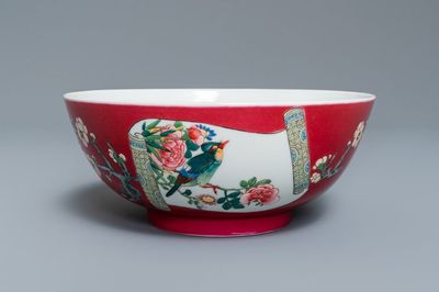 Un bol en porcelaine de Chine famille rose à fond rouge rubis, Yongzheng