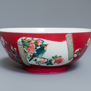 Un bol en porcelaine de Chine famille rose à fond rouge rubis, Yongzheng — photo 1