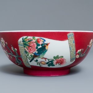 Un bol en porcelaine de Chine famille rose à fond rouge rubis, Yongzheng — photo 2