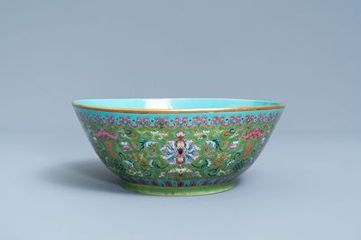 Un bol en porcelaine de Chine famille rose à fond vert, marque et époque de Daoguang
