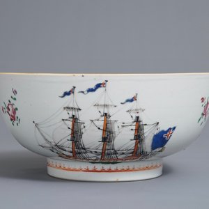 Un bol en porcelaine de Chine famille rose à sujet maritime pour le marché anglais, Qianlong — photo 1