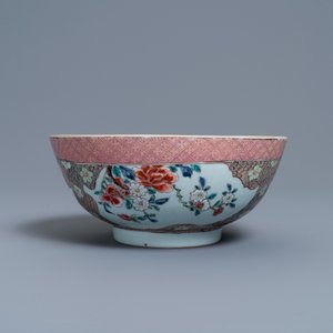 Un bol en porcelaine de Chine famille rose aux médaillons en forme de feuilles d'armoise, Qianlong — photo 2