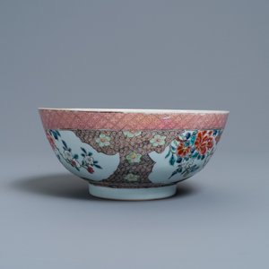 Un bol en porcelaine de Chine famille rose aux médaillons en forme de feuilles d'armoise, Qianlong — photo 3