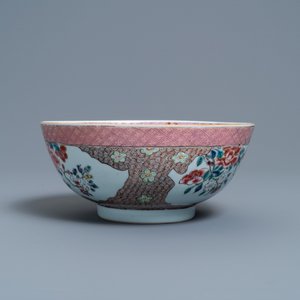 Un bol en porcelaine de Chine famille rose aux médaillons en forme de feuilles d'armoise, Qianlong — photo 5