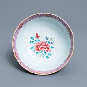 Un bol en porcelaine de Chine famille rose aux médaillons en forme de feuilles d'armoise, Qianlong — photo 6
