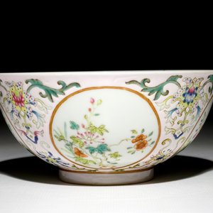 Un bol en porcelaine de Chine famille rose aux médaillons floraux, marque de Daoguang, 19/20ème — photo 2