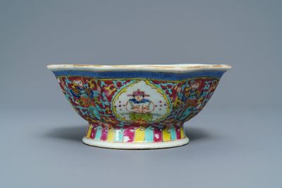 Un bol en porcelaine de Chine famille rose Bencharong pour le marché thai, marque de Yongzheng, 19/20ème