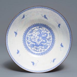 Un bol en porcelaine de Chine famille rose coquille d'oeuf à décor '100 garçons', 20ème — photo 6