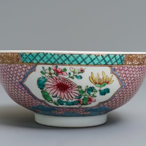 Un bol en porcelaine de Chine famille rose coquille d'oeuf à décor floral, Yongzheng — photo 2