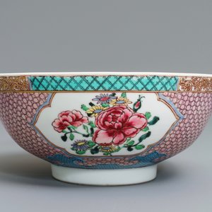 Un bol en porcelaine de Chine famille rose coquille d'oeuf à décor floral, Yongzheng — photo 4