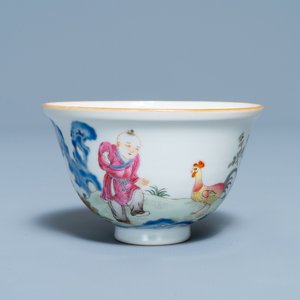 Un bol en porcelaine de Chine famille rose, marque de Qianlong, 19/20ème — photo 1