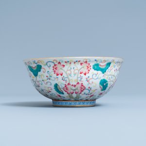 Un bol en porcelaine de Chine famille rose, marque de Yongzheng, 19/20ème — photo 4