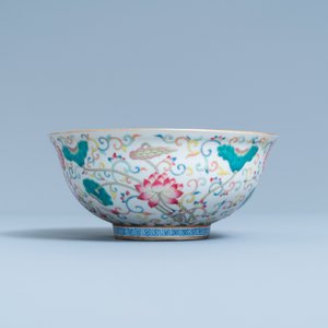 Un bol en porcelaine de Chine famille rose, marque de Yongzheng, 19/20ème — photo 5