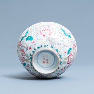 Un bol en porcelaine de Chine famille rose, marque de Yongzheng, 19/20ème — photo 7