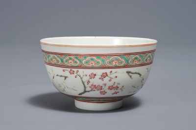 Un bol en porcelaine de Chine famille rose, marque Shen De Tang Zhi, 19/20ème