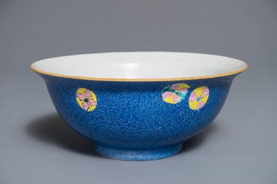Un bol en porcelaine de Chine famille rose sur fond bleu sgraffiato, marque de Qianlong, 19ème