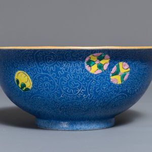 Un bol en porcelaine de Chine famille rose sur fond bleu sgraffiato, marque de Qianlong, 19ème — photo 4