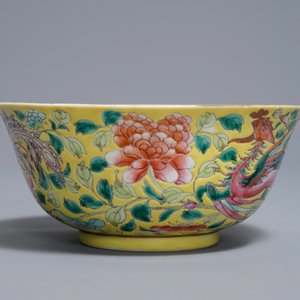 Un bol en porcelaine de Chine famille rose sur fond jaune, marque de Qianlong, 19ème — photo 2