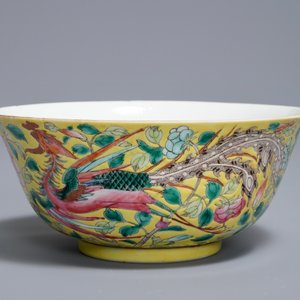 Un bol en porcelaine de Chine famille rose sur fond jaune, marque de Qianlong, 19ème — photo 7