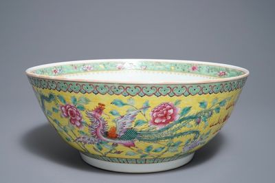 Un bol en porcelaine de Chine famille rose sur fond jaune pour le marché Straits ou Peranakan, marque et époque de Guangxu