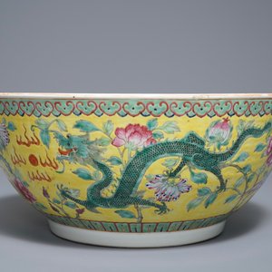Un bol en porcelaine de Chine famille rose sur fond jaune pour le marché Straits ou Peranakan, marque et époque de Guangxu — photo 3