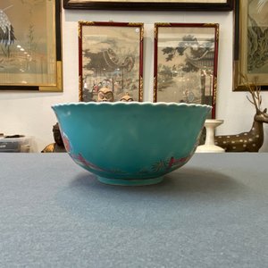 Un bol en porcelaine de Chine famille rose sur fond turquoise, marque de Qianlong, République — photo 11