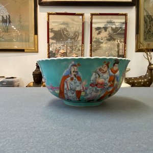 Un bol en porcelaine de Chine famille rose sur fond turquoise, marque de Qianlong, République — photo 10