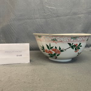 Un bol en porcelaine de Chine famille verte à décor de fleurs et de fruits, Kangxi — photo 15