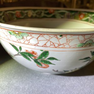 Un bol en porcelaine de Chine famille verte à décor de fleurs et de fruits, Kangxi — photo 9