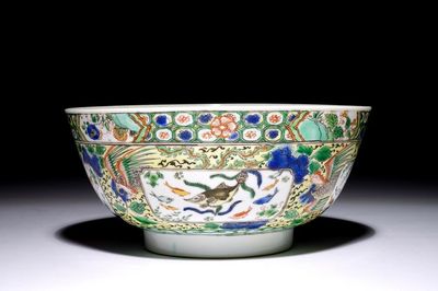 Un bol en porcelaine de Chine famille verte à décor de poissons et phénix, Kangxi
