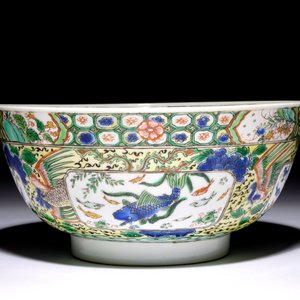 Un bol en porcelaine de Chine famille verte à décor de poissons et phénix, Kangxi — photo 2